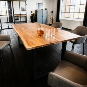 Designstühle KAWOLA Essgruppe 5-teilig mit Esstisch Baumkante Fuß schwarz 160x85 und 4x Stuhl Loui Mikrofaser hellgrau im onlineshop kaufen