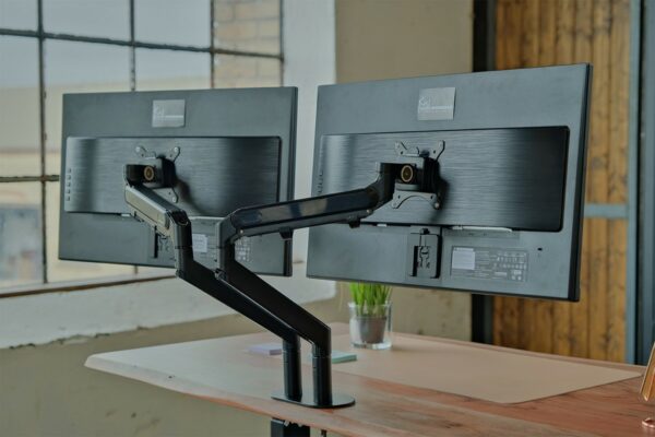 Natura KAWOLA Schreibtisch LORA mit Monitorhalterung elektrisch höhenverstellbarer Schreibtisch 120x85cm mit Baumkante Nussbaumfarben massiv im onlineshop kaufen