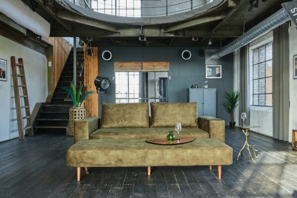 Brooklyn Loft KAWOLA Sofa JULIA 3-Sitzer Velvet olivgrün Armlehne mit Ablage im onlineshop kaufen